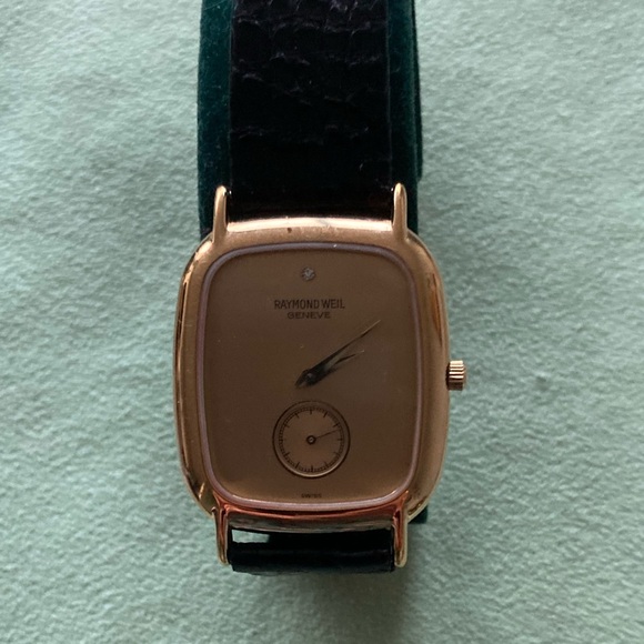 Vintage Raymond Weil
Geneve Swiss 9811
18 k gold electroplated 10M
Case 25 mm - Picture 1 of 4